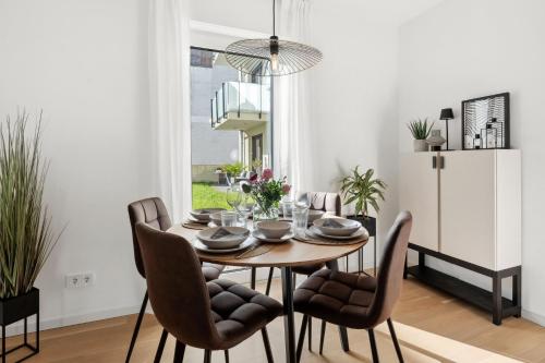 a dining room with a table and chairs at kitchenroombed - Top City-Lage I nahe Hbf I bis 5P I Aufzug I Tiefgarage I Terrasse in Halle an der Saale
