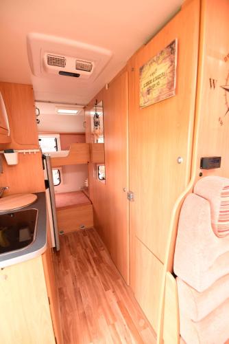 Televisyen dan/atau pusat hiburan di Autocaravana en La pedriza