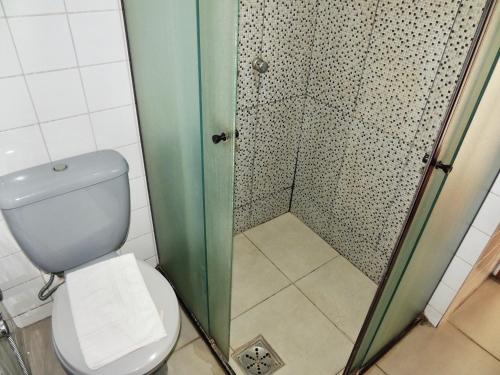 a bathroom with a shower and a toilet at Pouso Alegre Hotel INN - Próximo a Unimed e Rodoviária in Pouso Alegre