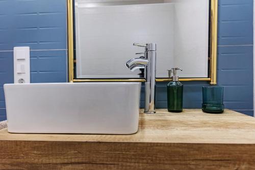 La salle de bains est pourvue d'un lavabo et d'un robinet. dans l'établissement Villa Montana Negra II, à San Bartolomé