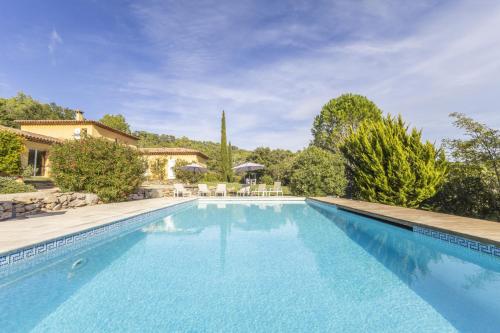 une piscine devant une maison dans l'établissement Villa Cabasse, à Cabasse