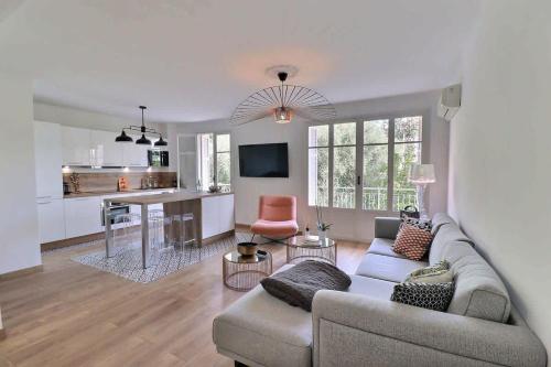 Charmant T2 avec balcon - Parking, AC, Wifi