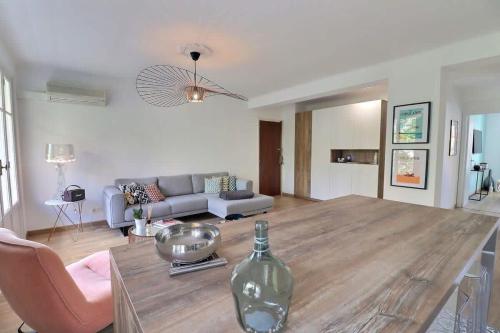 - un salon avec une table et une bouteille de verre dans l'établissement Charmant T2 avec balcon - Parking, AC, Wifi, à Ajaccio