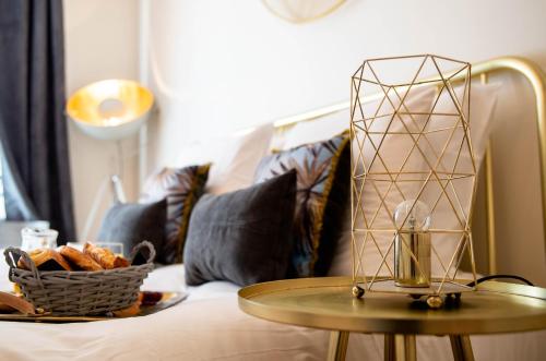 - un salon avec une table et un panier de pain dans l'établissement The Charming Rue Cler, à Paris