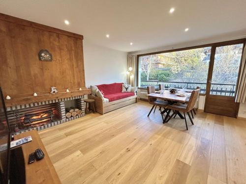 un salon avec une table et une cheminée dans l'établissement Studios + Cabine à Megève, 4 Couchages, 500m des Remontées, Balcon Sud, Parking Inclus - FR-1-597-34, à Megève