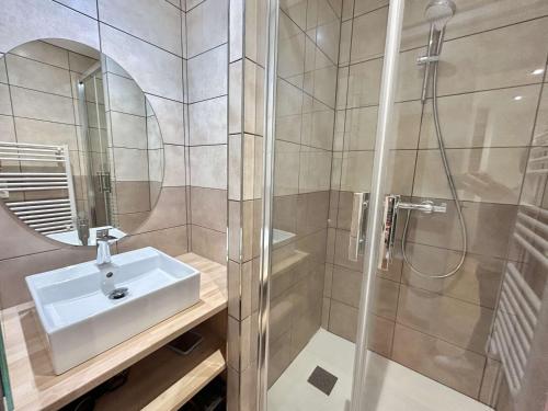 une salle de bain avec un lavabo et une douche dans l'établissement Studios + Cabine à Megève, 4 Couchages, 500m des Remontées, Balcon Sud, Parking Inclus - FR-1-597-34, à Megève