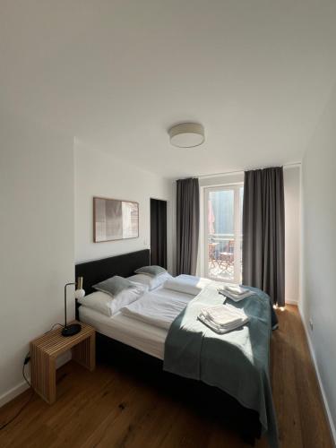 Un dormitorio con una cama grande y una ventana. en DOWA Apartments, en Viena