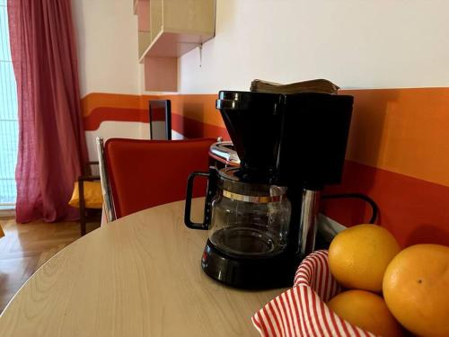 ein Mixer mit Obst auf einem Tisch in der Unterkunft Ohrid Lake Studio in Ohrid