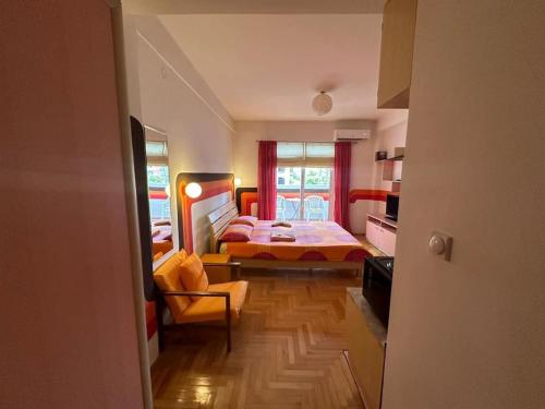 una stanza con una camera da letto con un letto e un divano di Ohrid Lake Studio a Ohrid