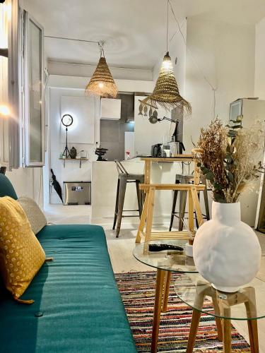 un salon avec un canapé et une table dans l'établissement Studio centre Paris calme cosy, à Paris