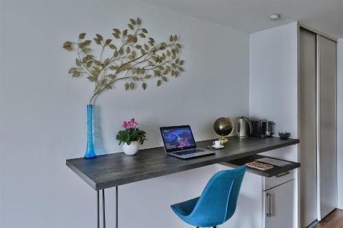 "Monplaisir", parking, espace de travail avec wifi, proximité commerces, gare, Université Lyon 3 , Tram T2, T4 et C25, idéal voyages d'affaires et tourisme