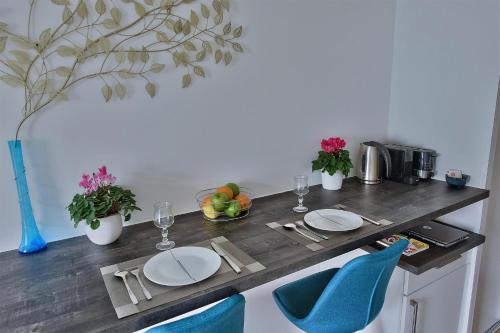 une table avec des chaises et des assiettes de nourriture dans l'établissement 