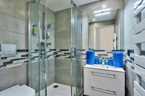 une salle de bain avec une douche, des toilettes et un lavabo dans l'établissement 