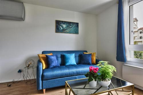 "Monplaisir", parking, espace de travail avec wifi, proximité commerces, gare, Université Lyon 3 , Tram T2, T4 et C25, idéal voyages d'affaires et tourisme