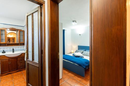 a bathroom with a bed and a sink in a room at Luz de Luna in La Rosa