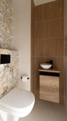 une salle de bain avec des toilettes blanches et un lavabo dans l'établissement Angleterre 6 - Nice Centre - 3 pièces Duplex, à Nice