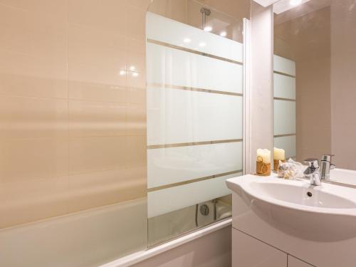 une salle de bain blanche avec un lavabo et une douche dans l'établissement Appartement lumineux skis aux pieds pour 6 pers. avec WiFi - Val-d'Isère - FR-1-694-258, à Val dʼIsère