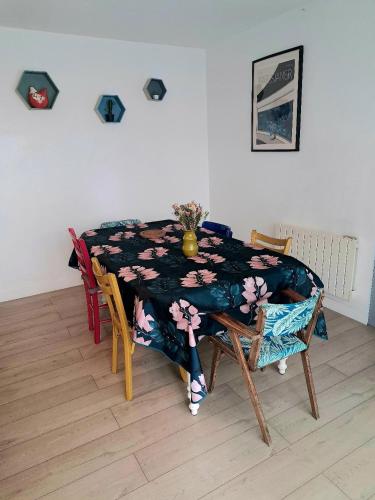 une table de salle à manger avec une nappe dessus dans l'établissement Appartement spacieux, à 20 min de gare St Lazare, à Asnières-sur-Seine