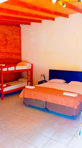 un dormitorio con dos camas y una litera en Quinta Don Adolfo, en Puerto Iguazú