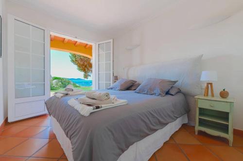 une chambre avec un lit avec des serviettes dessus dans l'établissement VILLA ISOLELLA-4 chambres, pieds dans l'eau Presqu'ile de L'ISOLELLA, à Pietrosella