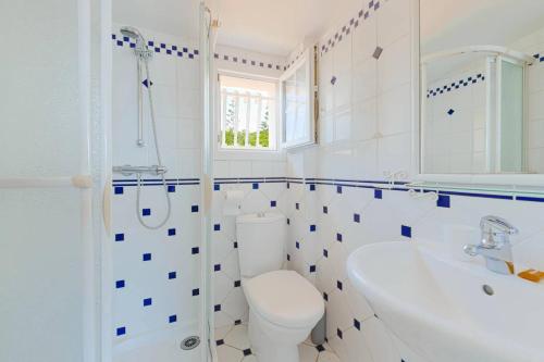 une salle de bain blanche avec des toilettes et un lavabo dans l'établissement VILLA ISOLELLA-4 chambres, pieds dans l'eau Presqu'ile de L'ISOLELLA, à Pietrosella