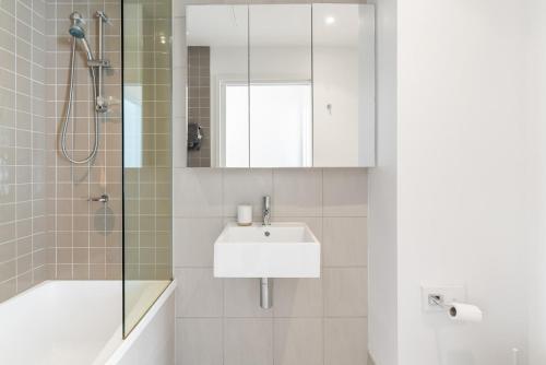 un bagno con lavandino e doccia di Port Melbourne and a glimpse of the sparkling bay - sleeps 4 a Melbourne