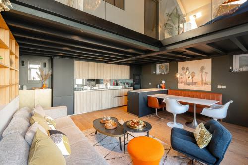 un salon avec un canapé et une table dans l'établissement ALMA - Apartment with terrace and sea view in Biarritz, à Biarritz