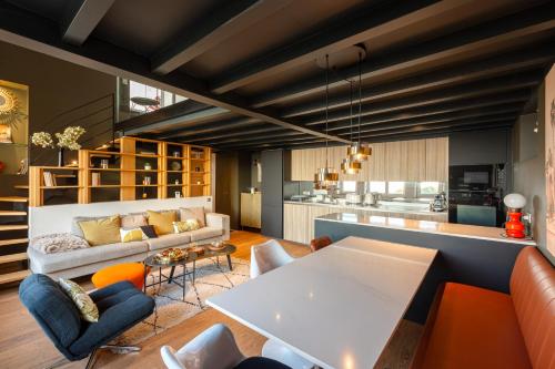 un salon avec un canapé et une table dans l'établissement ALMA - Apartment with terrace and sea view in Biarritz, à Biarritz