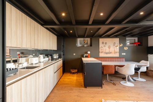 une grande cuisine avec une table et des chaises. dans l'établissement ALMA - Apartment with terrace and sea view in Biarritz, à Biarritz