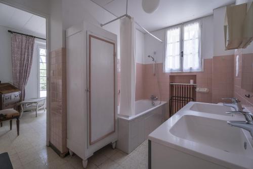 une salle de bain avec un lavabo, une douche et une baignoire dans l'établissement Magnifique Villa plage à 20m, à Saint-Cyr-sur-Mer
