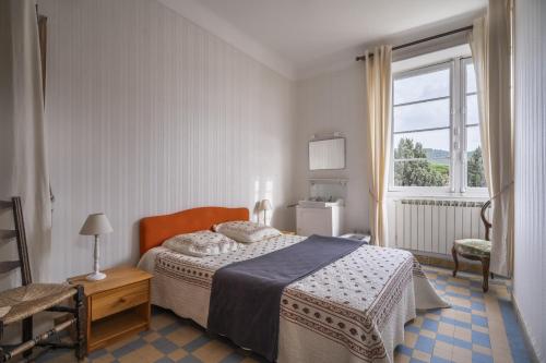 une chambre avec un lit et une fenêtre dans l'établissement Magnifique Villa plage à 20m, à Saint-Cyr-sur-Mer