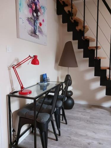 d'un bureau avec des chaises, une lampe, une table et un escalier. dans l'établissement Centre ville-Rue commerçante, à Vendôme