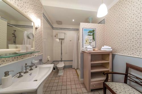 ヴァーレンにあるAltstadt-Oase - Stilvolles Apartment mit Laura-Ashley-Designの浴槽、洗面台、トイレを備えたバスルーム