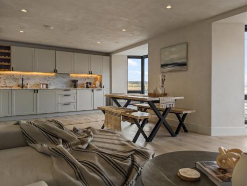 Kuchyň nebo kuchyňský kout v ubytování Ocean View Apartment, Seafront Location
