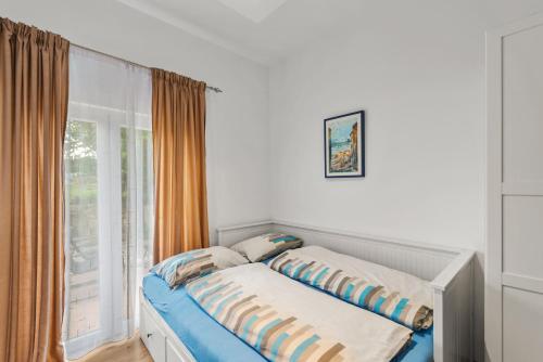 a bed in a room with a window at Alba Sanja i Teran in Funtana