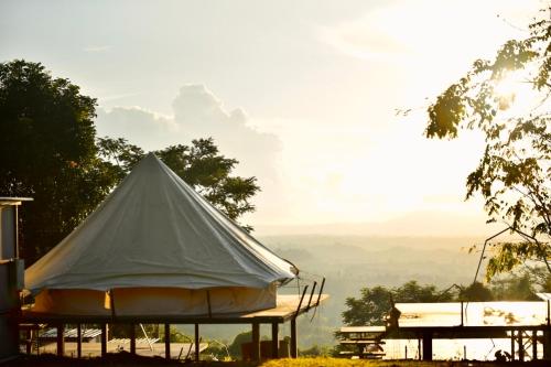 Φυσικό τοπίο κοντά σε οργανωμένο κάμπινγκ