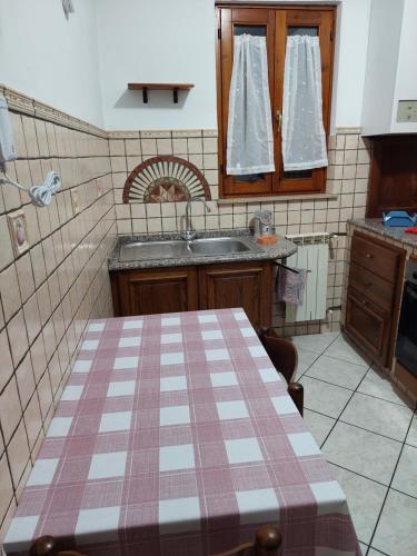 Η κουζίνα ή μικρή κουζίνα στο Casa TERRA DI ASLAN "parcheggio gratuito"