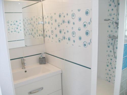 une salle de bain avec toilettes, lavabo et douche dans l'établissement Ma Briane - Plage à 150 m, à La Tranche-sur-Mer