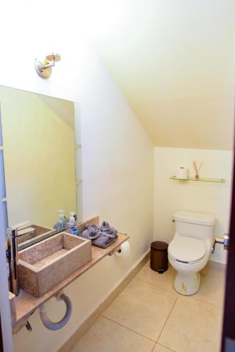 Bilik mandi di Elegant and comfortable villa in Real Montejo