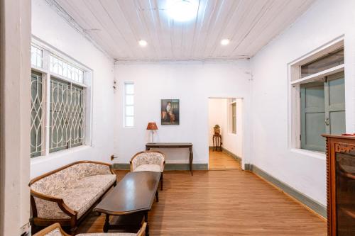 a room with a bench and a desk in it at Shinophat's House บ้านชิโนภาส เชียงราย in Chiang Rai