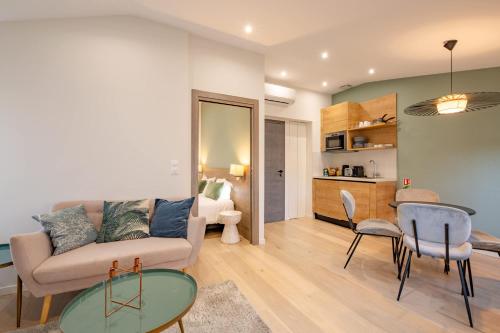 un salon avec un canapé et une table dans l'établissement Scandinavian Urban 4 - 1BR apartment in Cannes center close to the beach and the Palais, à Cannes