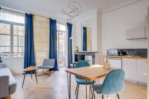 une cuisine et une salle à manger avec une table et des chaises dans l'établissement LE FEEL GOOD - En plein cœur de Bordeaux, à Bordeaux
