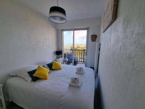 une chambre avec un lit avec des serviettes dessus dans l'établissement Cap au Large-Vue Mer Panoramique, à Cabourg