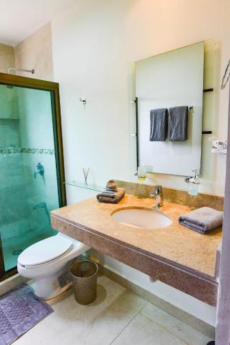 Bilik mandi di Elegant and comfortable villa in Real Montejo