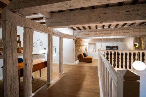 Il comprend un salon doté de poutres apparentes et d'un escalier. dans l'établissement Le Terracotta - Grand Triplex Climatisé, Calme, à Castres
