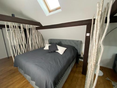 a bedroom with a bed with a wooden canopy at discovAIR Eisenach - Dachstudio Emma - Schwimmbad-Nah mit Netflix in Eisenach