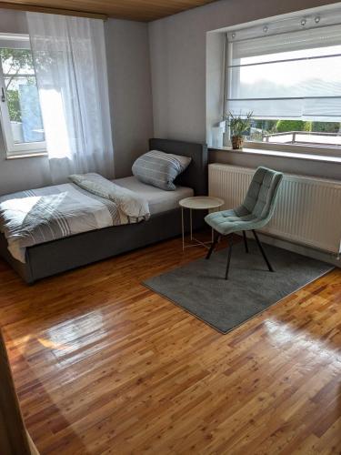 Postel nebo postele na pokoji v ubytování Gemütliche EG Wohnung nahe DAA, Würzburg, A3, A7, A81, in Fuchsstadt
