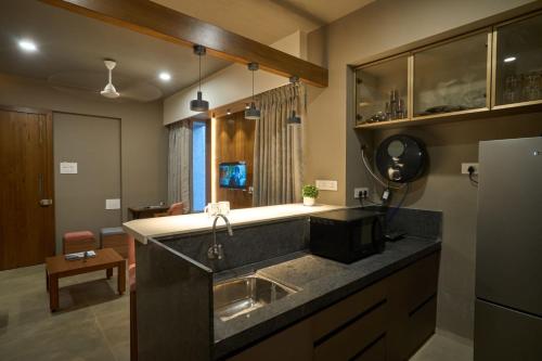 Kuchyň nebo kuchyňský kout v ubytování Serenity Homes Kolhapur