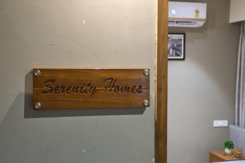una señal en una pared que lee mentes de seguridad en Serenity Homes Kolhapur, en Kolhapur