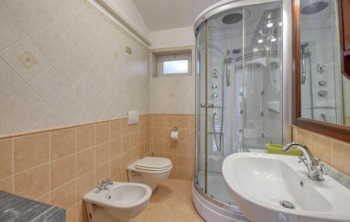 Koupelna v ubytování 4 Bedroom Stunning Home In Tribogna